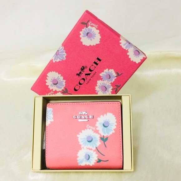 Coach Handbags - NWT Coach Daisy Snap Wallet in gift box